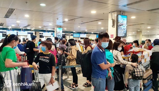 Nỗi ám ảnh chiều 29 Tết ở sân bay Tân Sơn Nhất: Hàng ngàn người mỏi mệt, nằm ngủ vật vờ đợi về quê - Ảnh 2.