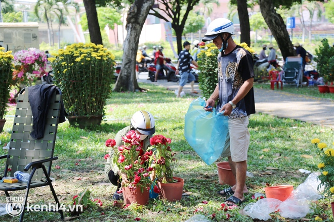 Nhiều người dân tranh thủ đến xin đất, lượm hoa mang về trưa 29 Tết - Ảnh 6.