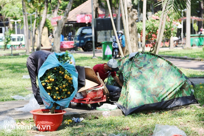 Nhiều người dân tranh thủ đến xin đất, lượm hoa mang về trưa 29 Tết - Ảnh 11.