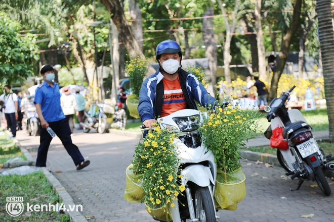 Nhiều người dân tranh thủ đến xin đất, lượm hoa mang về trưa 29 Tết - Ảnh 16.