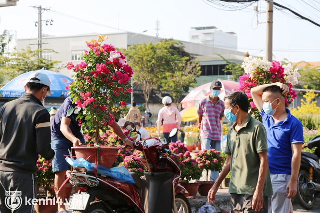 Nhiều người dân tranh thủ đến xin đất, lượm hoa mang về trưa 29 Tết - Ảnh 17.