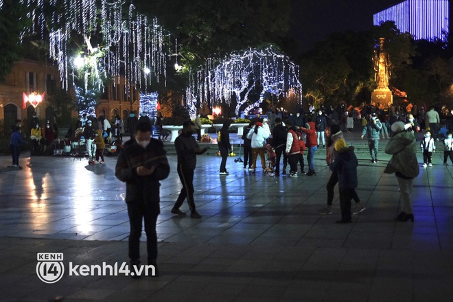 Tối 29 Tết: Người dân Hà Nội và Sài Gòn đổ về khu vực trung tâm, đếm ngược chào đón năm mới Nhâm Dần - Ảnh 1.
