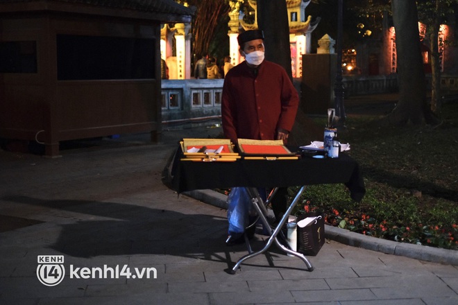 Tối 29 Tết: Người dân Hà Nội và Sài Gòn đổ về khu vực trung tâm, đếm ngược chào đón năm mới Nhâm Dần - Ảnh 7.