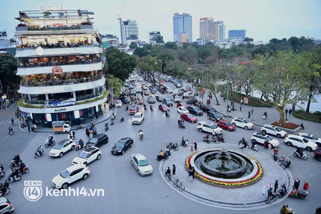 Tối 29 Tết: Người dân Hà Nội đổ ra đường du xuân sớm mặc thời tiết giá lạnh - Ảnh 1.