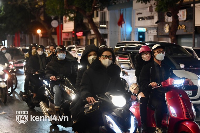Tối 29 Tết: Người dân Hà Nội và Sài Gòn đổ về khu vực trung tâm, đếm ngược chào đón năm mới Nhâm Dần - Ảnh 4.