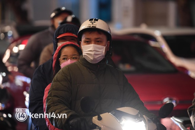 Tối 29 Tết: Người dân Hà Nội và Sài Gòn đổ về khu vực trung tâm, đếm ngược chào đón năm mới Nhâm Dần - Ảnh 3.
