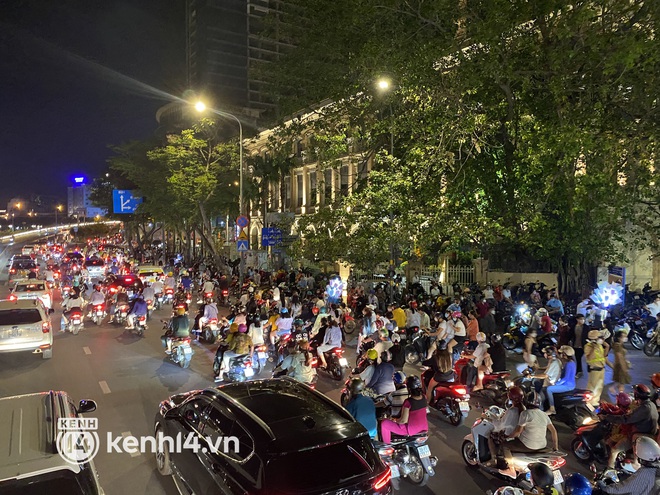Tối 29 Tết: Người dân Hà Nội đổ ra đường từ sớm, háo hức chào đón năm mới giữa cái rét căm căm - Ảnh 4.