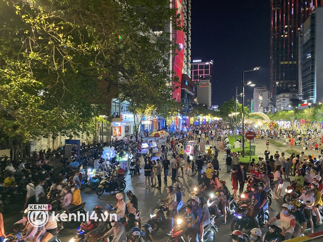 Tối 29 Tết: Người dân Hà Nội đổ ra đường từ sớm, háo hức chào đón năm mới giữa cái rét căm căm - Ảnh 2.
