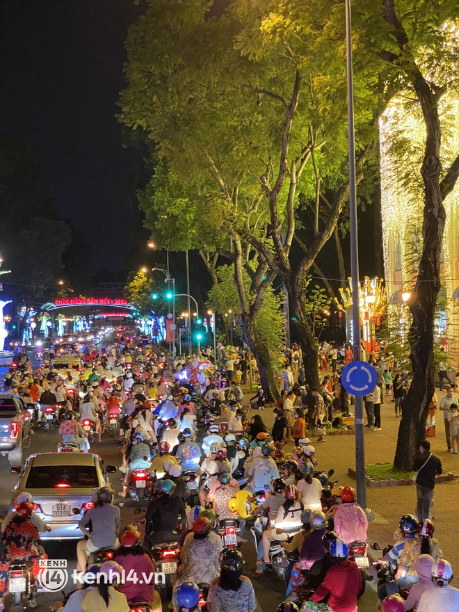 Tối 29 Tết: Người dân Hà Nội đổ ra đường từ sớm, háo hức chào đón năm mới giữa cái rét căm căm - Ảnh 6.