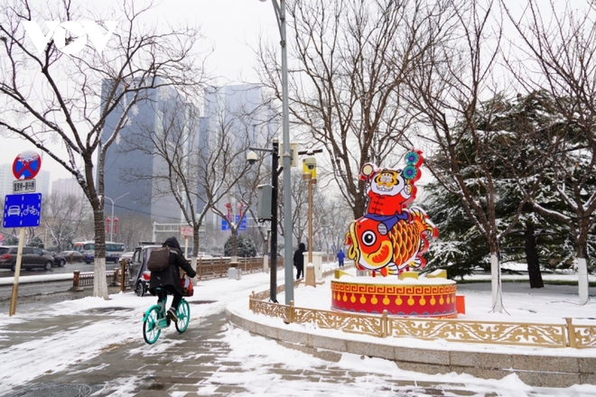 Đường phố Bắc Kinh trang hoàng rực rỡ đón Tết Nhâm Dần và Olympic mùa Đông - Ảnh 1.