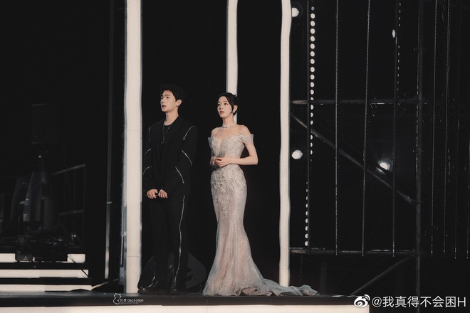 M&agrave;n b&ugrave;ng nổ visual g&acirc;y sốt Weibo: Địch Lệ Nhiệt Ba y&ecirc;u kiều, e lệ b&ecirc;n Dương Dương nhưng v&ograve;ng 3 căng đầy chiếm trọn spotlight - Ảnh 3.