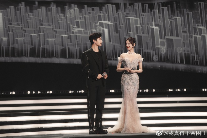 M&agrave;n b&ugrave;ng nổ visual g&acirc;y sốt Weibo: Địch Lệ Nhiệt Ba y&ecirc;u kiều, e lệ b&ecirc;n Dương Dương nhưng v&ograve;ng 3 căng đầy chiếm trọn spotlight - Ảnh 2.