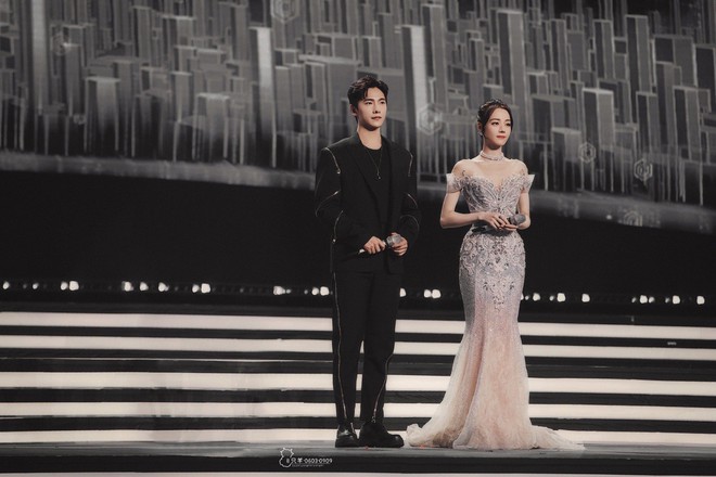 M&agrave;n b&ugrave;ng nổ visual g&acirc;y sốt Weibo: Địch Lệ Nhiệt Ba y&ecirc;u kiều, e lệ b&ecirc;n Dương Dương nhưng v&ograve;ng 3 căng đầy chiếm trọn spotlight - Ảnh 4.