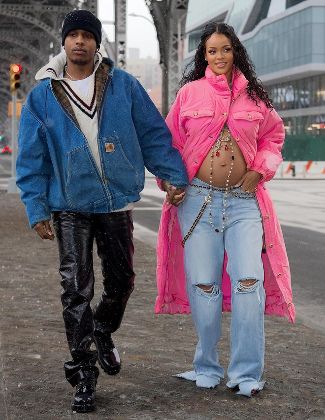 Chấn động đêm Giao thừa: Rihanna chính thức công khai bụng bầu vượt mặt với bạn trai rapper giữa phố, nhìn tưởng fashion show! - Ảnh 2.
