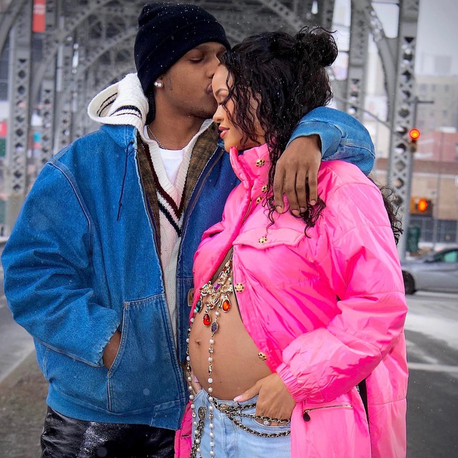 Chấn động đêm Giao thừa: Rihanna chính thức công khai bụng bầu vượt mặt với bạn trai rapper giữa phố, nhìn tưởng fashion show! - Ảnh 3.