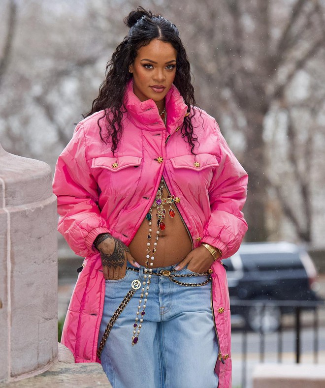 Chấn động đêm Giao thừa: Rihanna chính thức công khai bụng bầu vượt mặt với bạn trai rapper giữa phố, nhìn tưởng fashion show! - Ảnh 4.