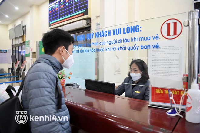 Ảnh: Những hành khách vội vã lên chuyến tàu cuối cùng rời Hà Nội tối Giao thừa - Ảnh 3.