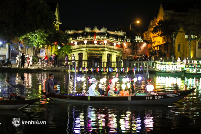 Tối 29 Tết: Người dân Hà Nội và Sài Gòn đổ về khu vực trung tâm, đếm ngược chào đón năm mới Nhâm Dần - Ảnh 6.