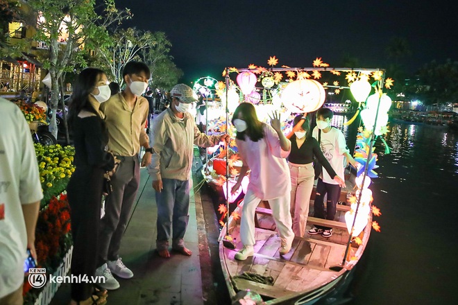 Tối 29 Tết: Người dân Hà Nội và Sài Gòn đổ về khu vực trung tâm, đếm ngược chào đón năm mới Nhâm Dần - Ảnh 2.