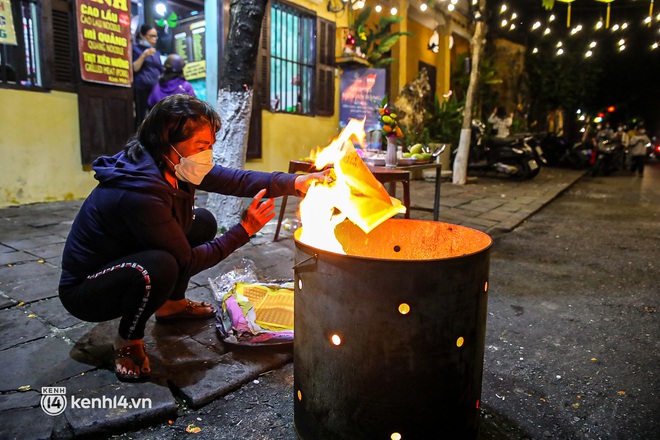 Tối 29 Tết: Người dân Hà Nội và Sài Gòn đổ về khu vực trung tâm, đếm ngược chào đón năm mới Nhâm Dần - Ảnh 13.