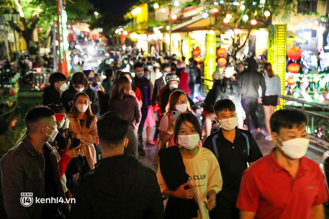 Tối 29 Tết: Người dân Hà Nội và Sài Gòn đổ về khu vực trung tâm, đếm ngược chào đón năm mới Nhâm Dần - Ảnh 11.