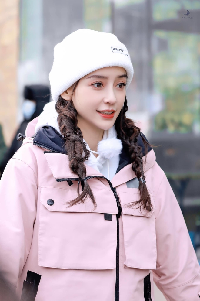 Đi trượt tuyết th&ocirc;i nhưng Angela Baby g&acirc;y sốc visual: Gương mặt đẹp tựa thi&ecirc;n sứ, l&agrave;n da trắng tới mức ph&aacute;t s&aacute;ng - Ảnh 4.