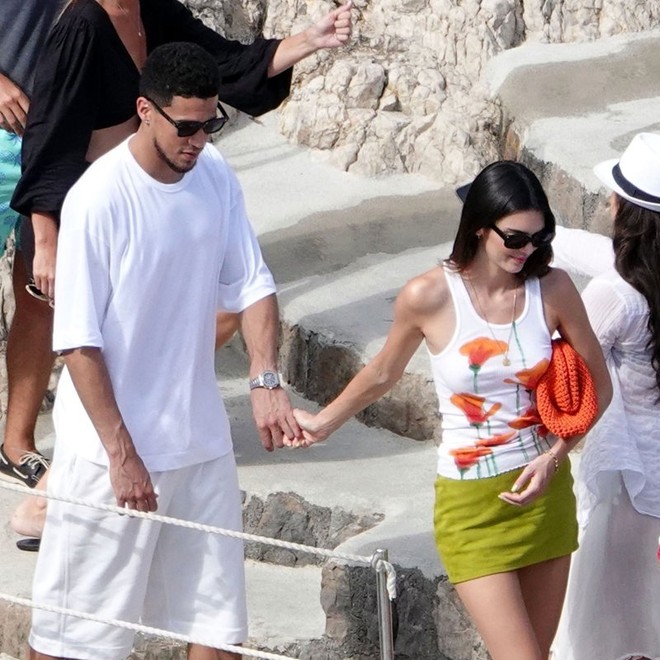 HOT: Kendall Jenner secretly married the basketball superstar after 1 year of dating, revealing her wedding ring on Instagram photos? - Photo 6.