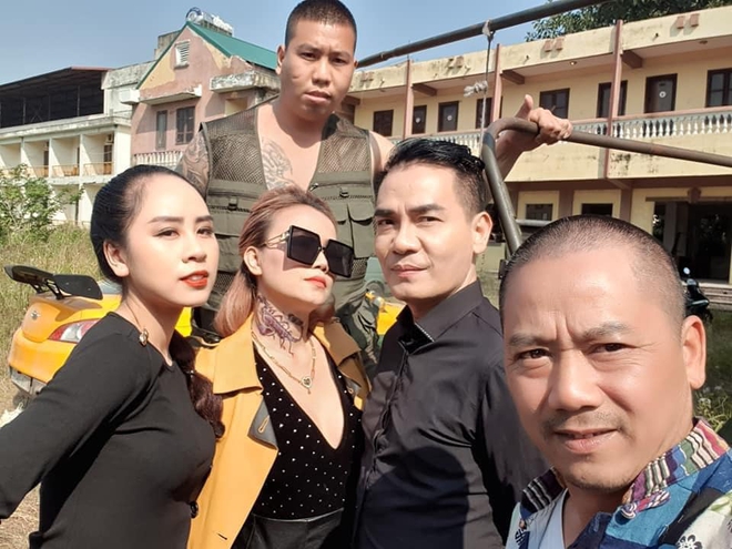 Cô Xuyến Hoàng Yến hở bạo sau drama bị chồng dọa giết: Lên đồ phản cảm lại còn xăm trổ đầy mình? - Ảnh 4.