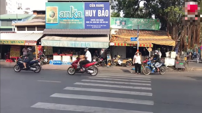 Phó giám đốc vì sa lưới tình mà tán gia bại sản, tuổi già cô quạnh bán vé số nuôi thân - Ảnh 4.