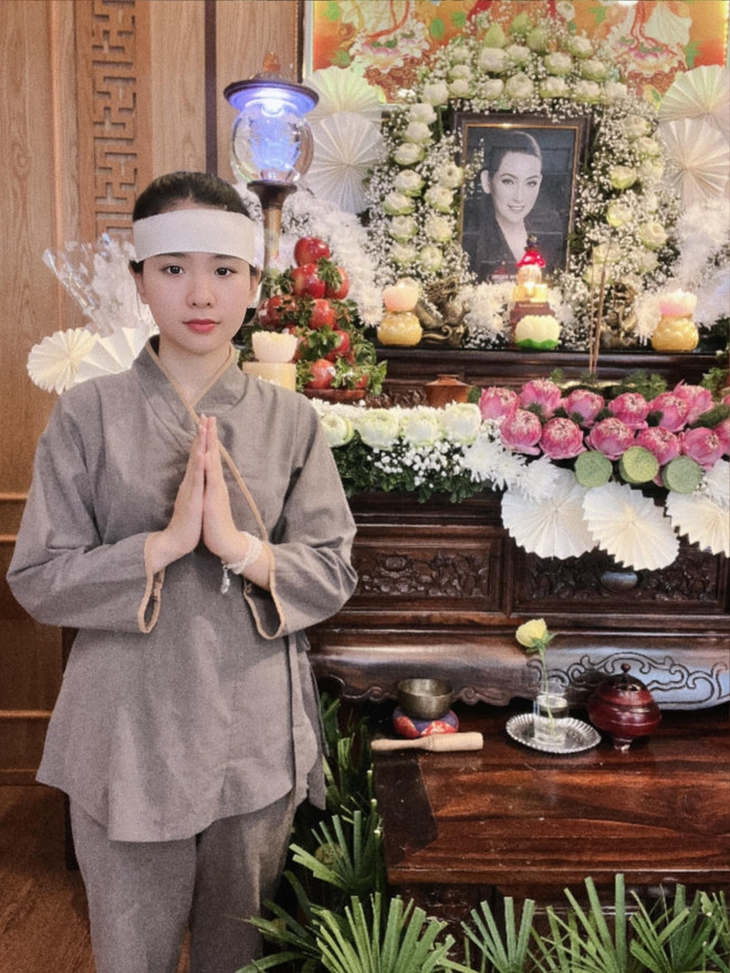 Hồ Văn Cường tự tay cắm hoa, lập bàn thờ cố ca sĩ Phi Nhung tại nhà riêng! - Ảnh 5.