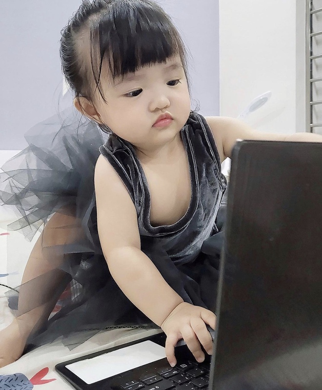 Ái nữ nhà Đông Nhi chăm chỉ học online, outfit công chúa chặt chém khiến dân tình xỉu ngang! - Ảnh 4.