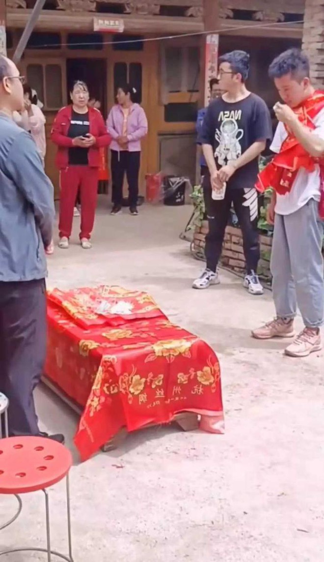 Ch&uacute; rể mang 100 triệu đi rước d&acirc;u nhưng bị nh&agrave; g&aacute;i từ chối, h&agrave;nh động tiếp theo thể hiện sự bất lực đến thương cảm - Ảnh 1.