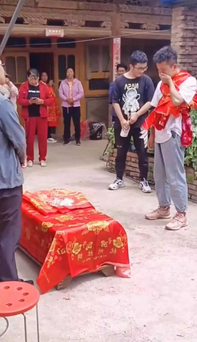 Ch&uacute; rể mang 100 triệu đi rước d&acirc;u nhưng bị nh&agrave; g&aacute;i từ chối, h&agrave;nh động tiếp theo thể hiện sự bất lực đến thương cảm - Ảnh 2.