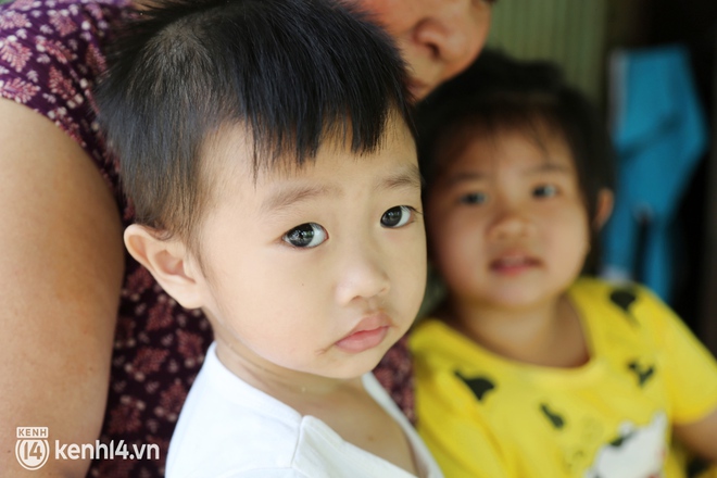 Bỗng chốc mồ côi mẹ vì Covid-19, hai đứa trẻ bơ vơ trong căn chòi dột nát: "Cha nói mẹ đi máy bay về trời…" - Ảnh 7.