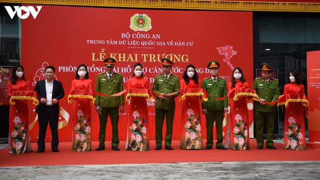 Tổng đ&agrave;i của Bộ C&ocirc;ng an vừa khai trương, hơn 9.000 cuộc gọi hỏi về căn cước c&ocirc;ng d&acirc;n - Ảnh 2.