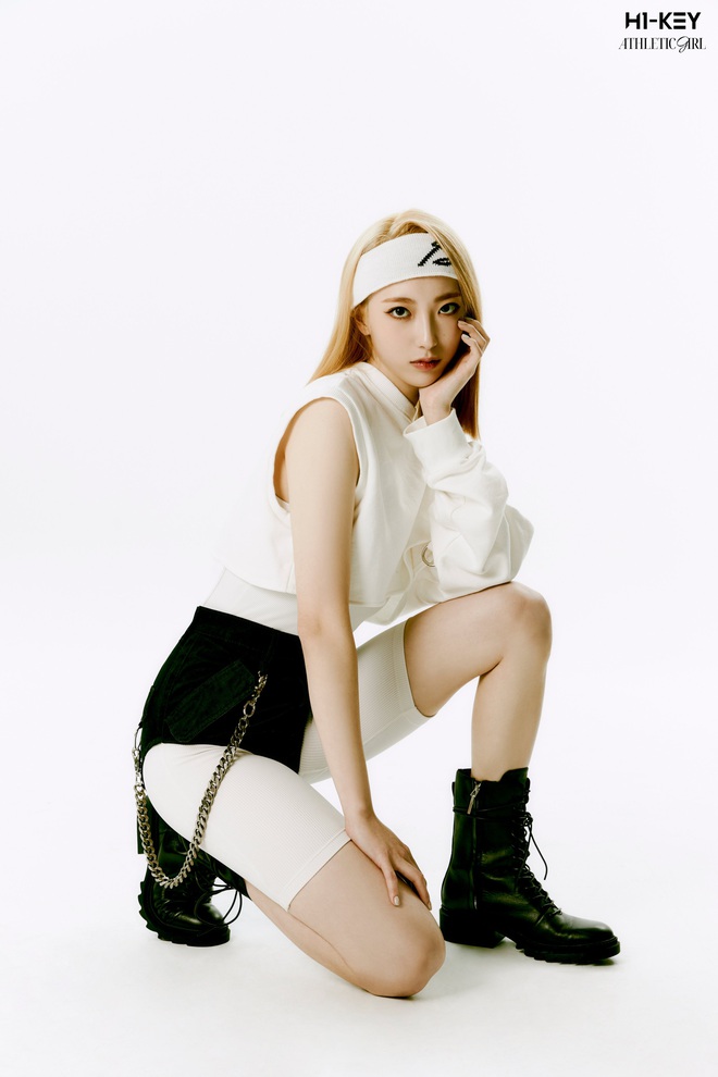 Girlgroup tân binh có cựu trainee YG, JYP: Vừa ra mắt đã gây tranh cãi vì outfit dị, bắt chước Lisa (BLACKPINK) lộ liễu? - Ảnh 9.