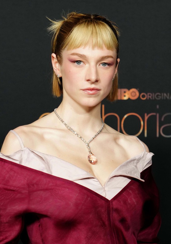 Zendaya &quot;mở bát&quot; năm mới đơn giản bất ngờ, làm hai bạn diễn sexy có cơ hội lấn lướt ngay - Ảnh 7.