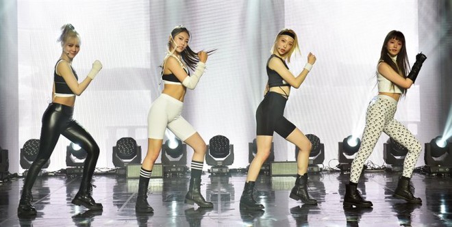 Girlgroup tân binh có cựu trainee YG, JYP: Vừa ra mắt đã gây tranh cãi vì outfit dị, bắt chước Lisa (BLACKPINK) lộ liễu? - Ảnh 5.