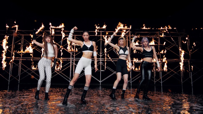 Girlgroup t&acirc;n binh c&oacute; cựu trainee YG, JYP: Vừa ra mắt đ&atilde; g&acirc;y tranh c&atilde;i v&igrave; outfit dị, bắt chước Lisa (BLACKPINK) lộ liễu? - Ảnh 4.