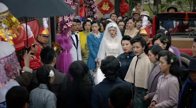 Tưởng chú rể đến, cô dâu hớn hở chạy ra thì thấy sự việc kinh hoàng: Cảnh phim này chứa bài học lễ nghĩa thấm thía khiến fan Việt rùng mình - Ảnh 3.