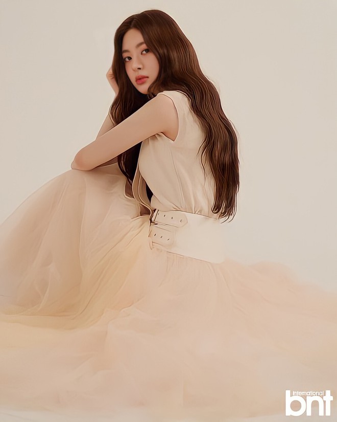 1 nữ idol g&acirc;y sốt với ảnh tốt nghiệp đẹp như mơ, nhan sắc đỉnh thế n&agrave;y định l&agrave;m nữ thần mới hay g&igrave;? - Ảnh 5.