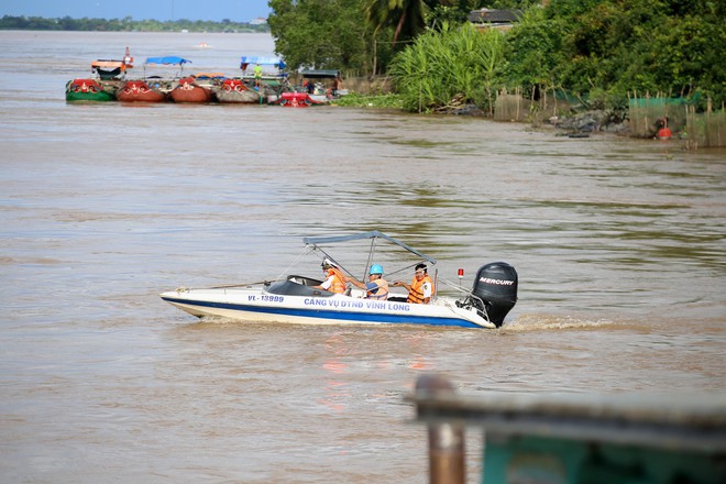 Cha, vợ nạn nhân mất tích trong vụ sập sàn cầu Mỹ Thuận 2 chờ đợi trong vô vọng - Ảnh 4.