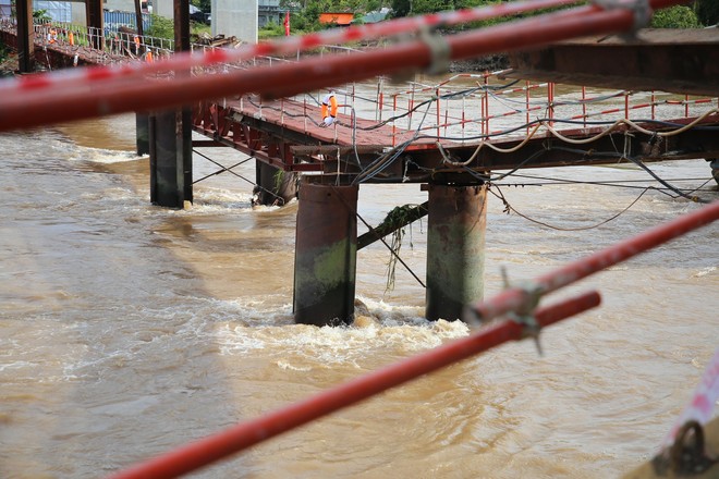 Cha, vợ nạn nhân mất tích trong vụ sập sàn cầu Mỹ Thuận 2 chờ đợi trong vô vọng - Ảnh 9.