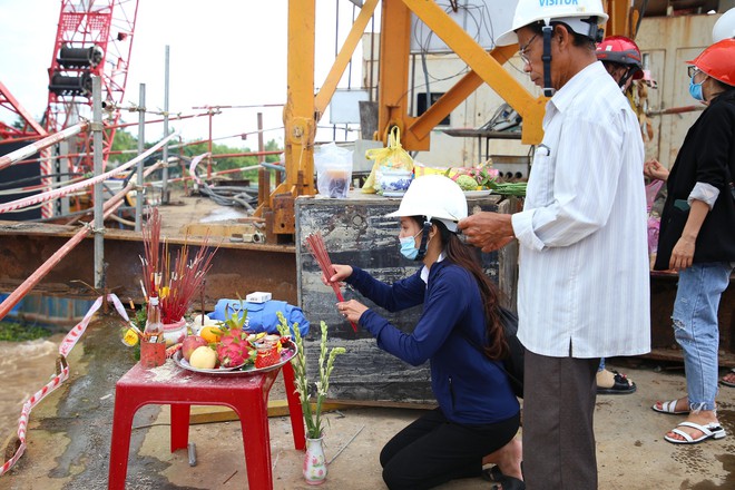 Cha, vợ nạn nhân mất tích trong vụ sập sàn cầu Mỹ Thuận 2 chờ đợi trong vô vọng - Ảnh 10.