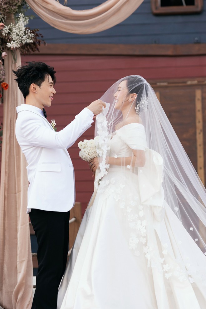 Diệu Nhi x&uacute;c động n&oacute;i với Anh T&uacute; trong đ&aacute;m cưới: Em đ&atilde; lấy đ&uacute;ng người - Ảnh 2.