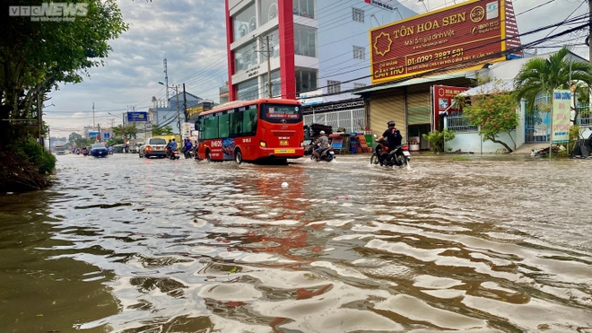 Ảnh: Triều cường cao nhất trong năm, nhiều tuyến đường ở Cần Thơ ngập sâu - Ảnh 14.