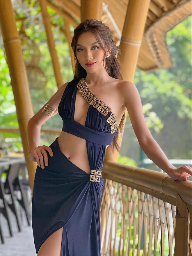 Hoa hậu Thùy Tiên mặc táo bạo tại Indonesia - Ảnh 1.