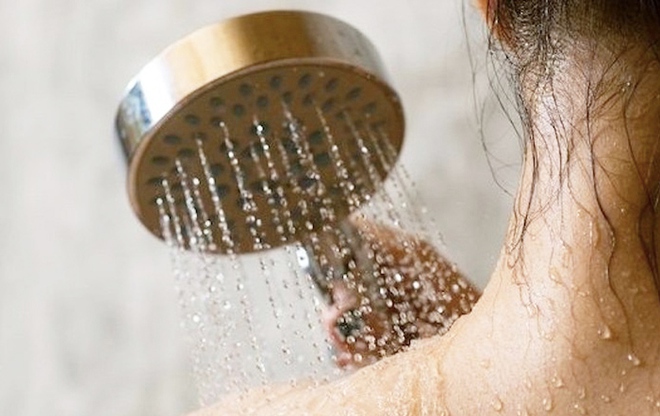 Chuyên gia chỉ ra các sai lầm khi tắm có thể gây hại, thậm chí tiềm ẩn nguy cơ đột quỵ - Ảnh 1.