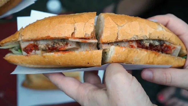 CNN săn l&ugrave;ng chiếc b&aacute;nh m&igrave; ngon nhất Việt Nam: Người Việt đ&atilde; từng ăn thử chưa? - Ảnh 11.