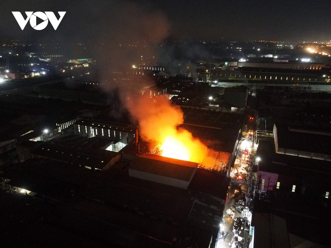 Cháy lớn tại công ty giấy ở Phong Khê, Bắc Ninh - Ảnh 1.